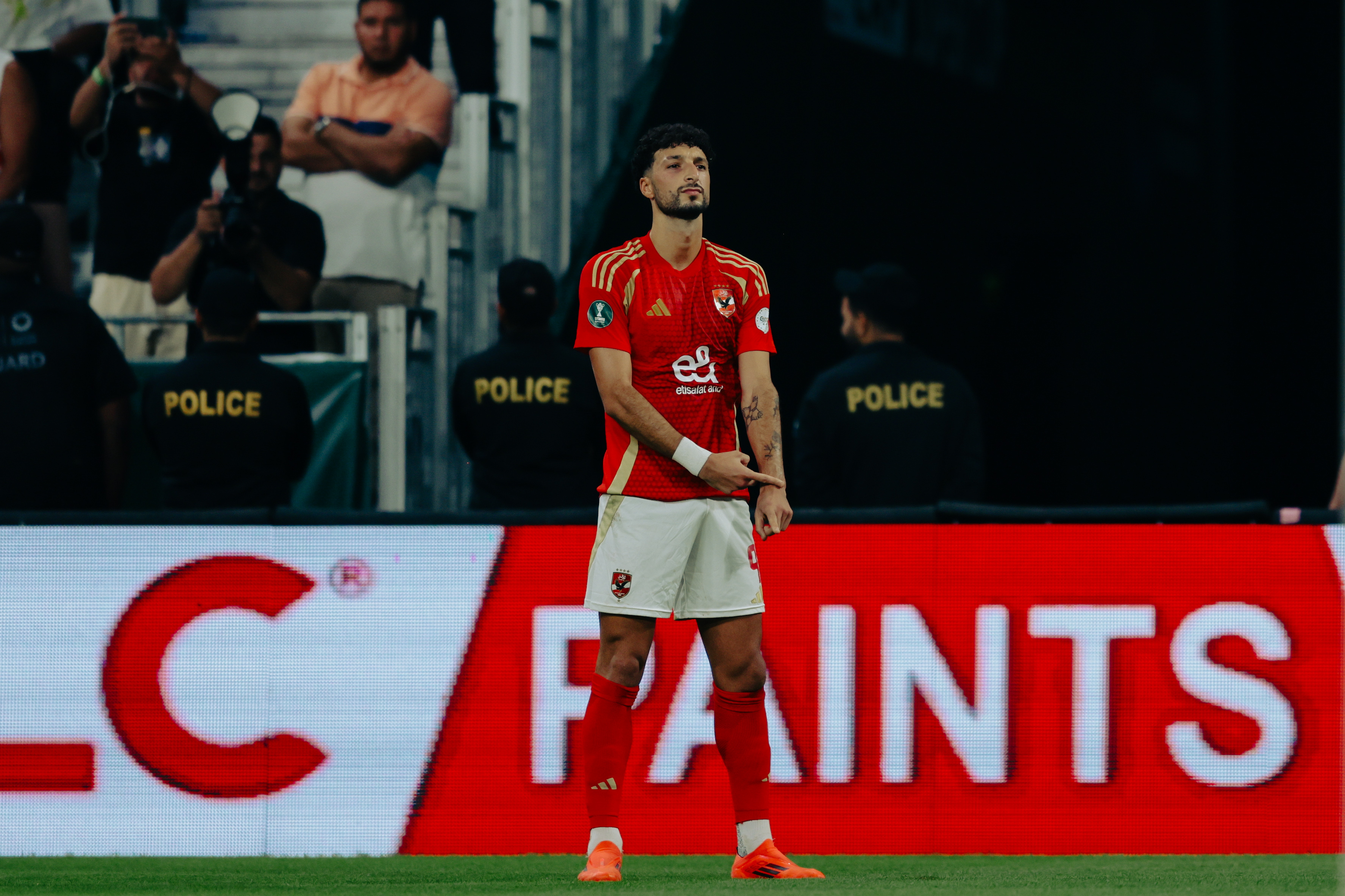 الأهلي يفكر في استعادة مهاجمه السابق