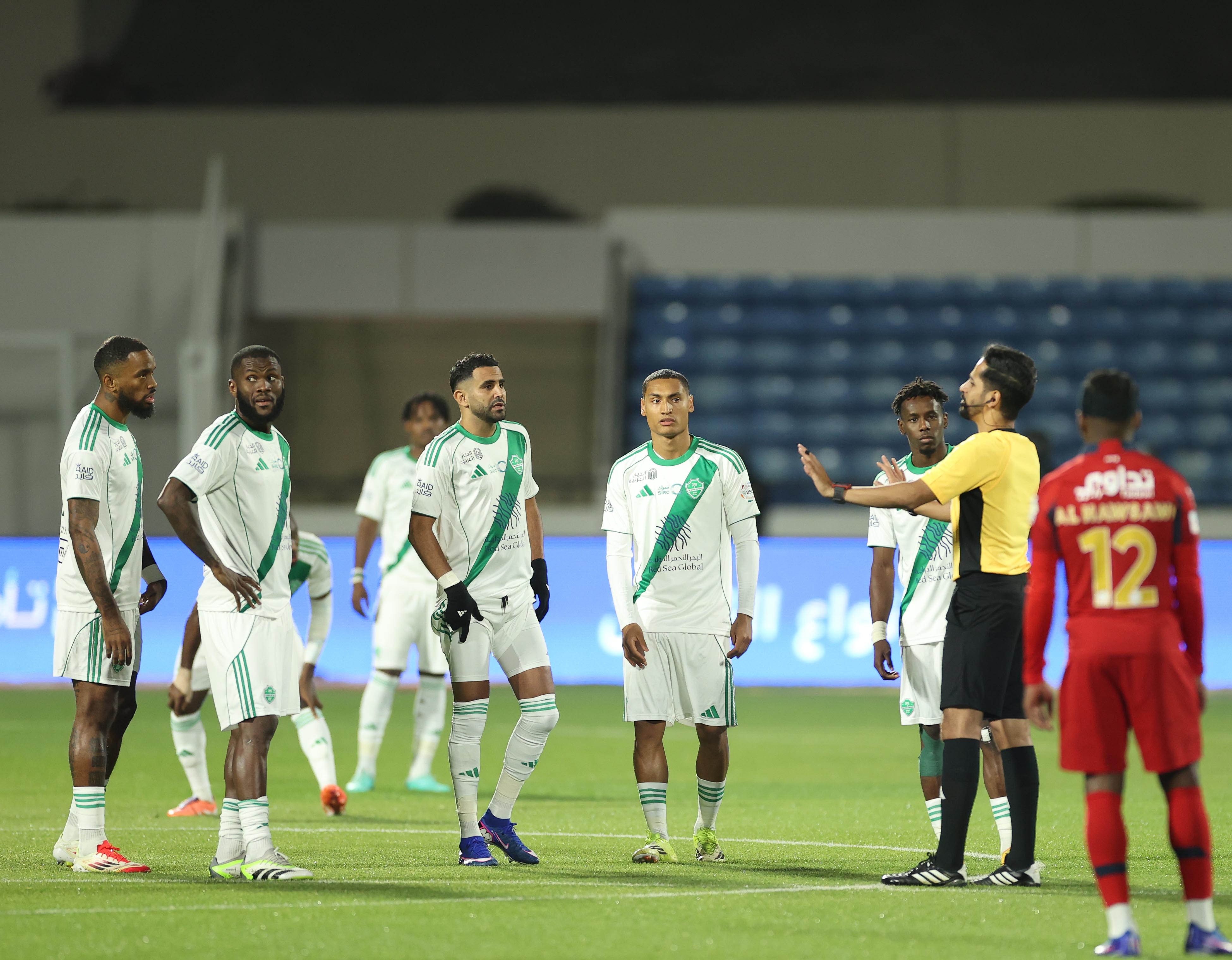 أسقط ضمك.. الأهلي إلى صدارة دوري روشن