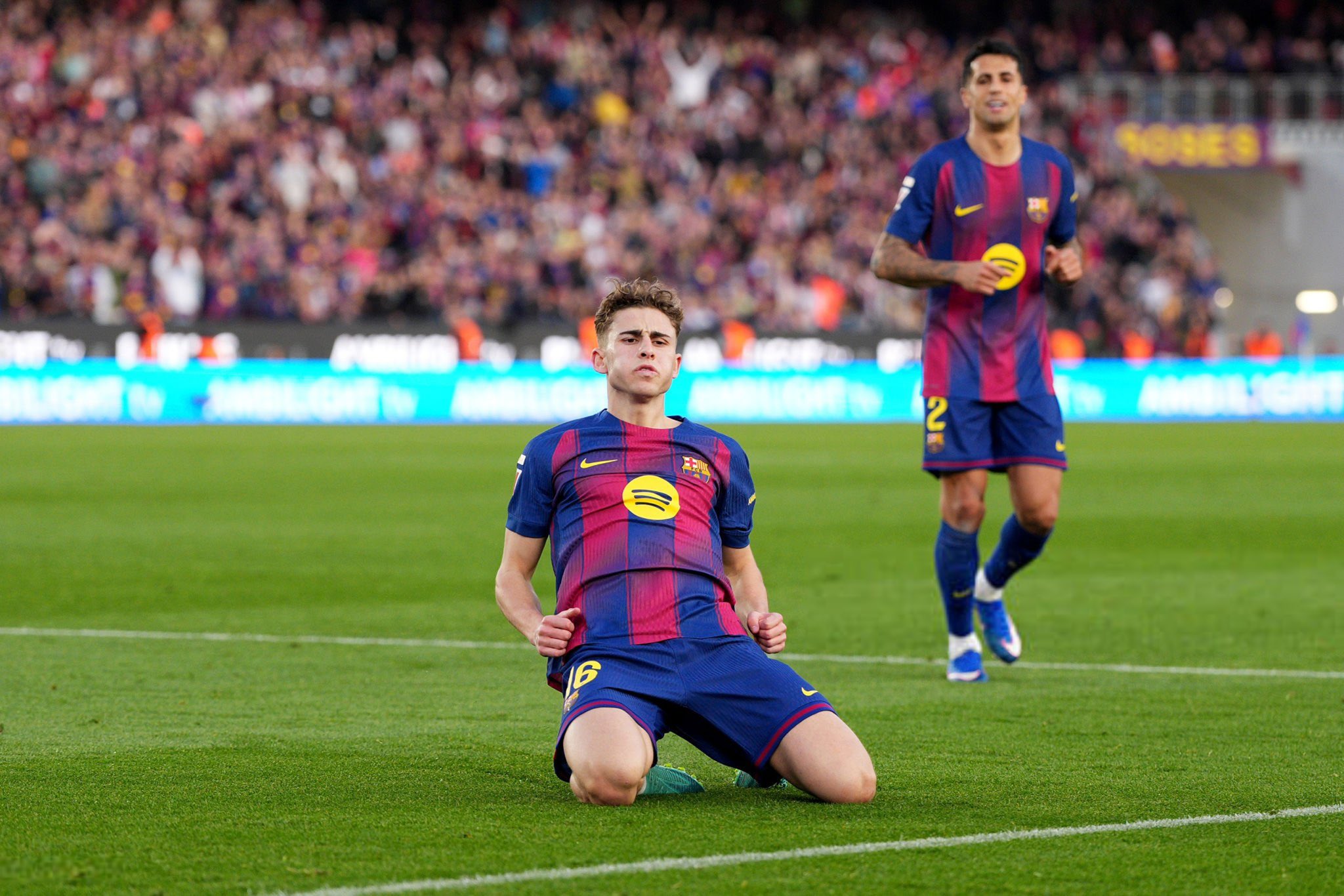 الأرقام تكشف تفوق نجم برشلونة على بيلينجهام وفيتينيا