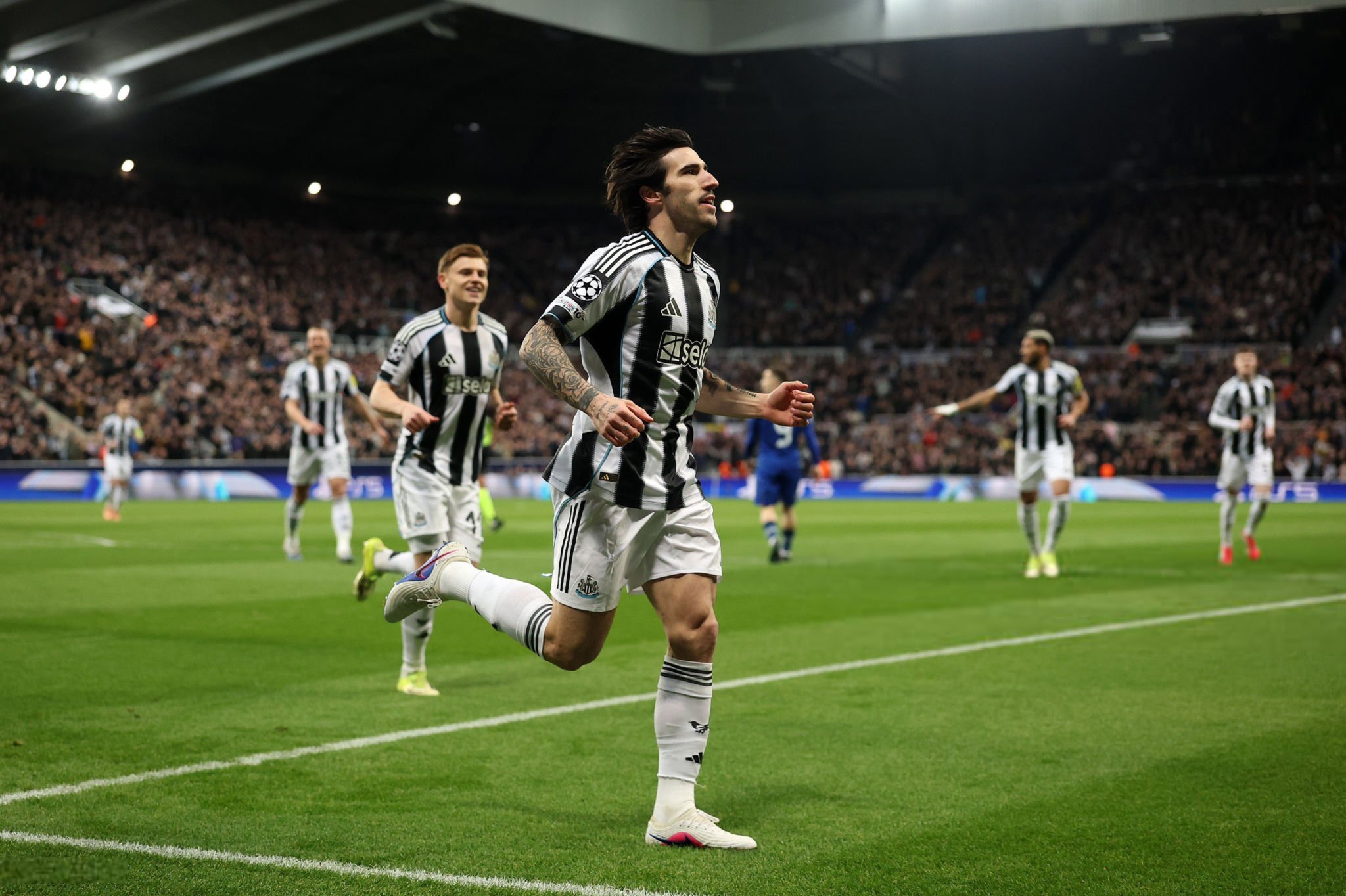 نيوكاسل وليفركوزن إلى ثمن نهائي الأبطال