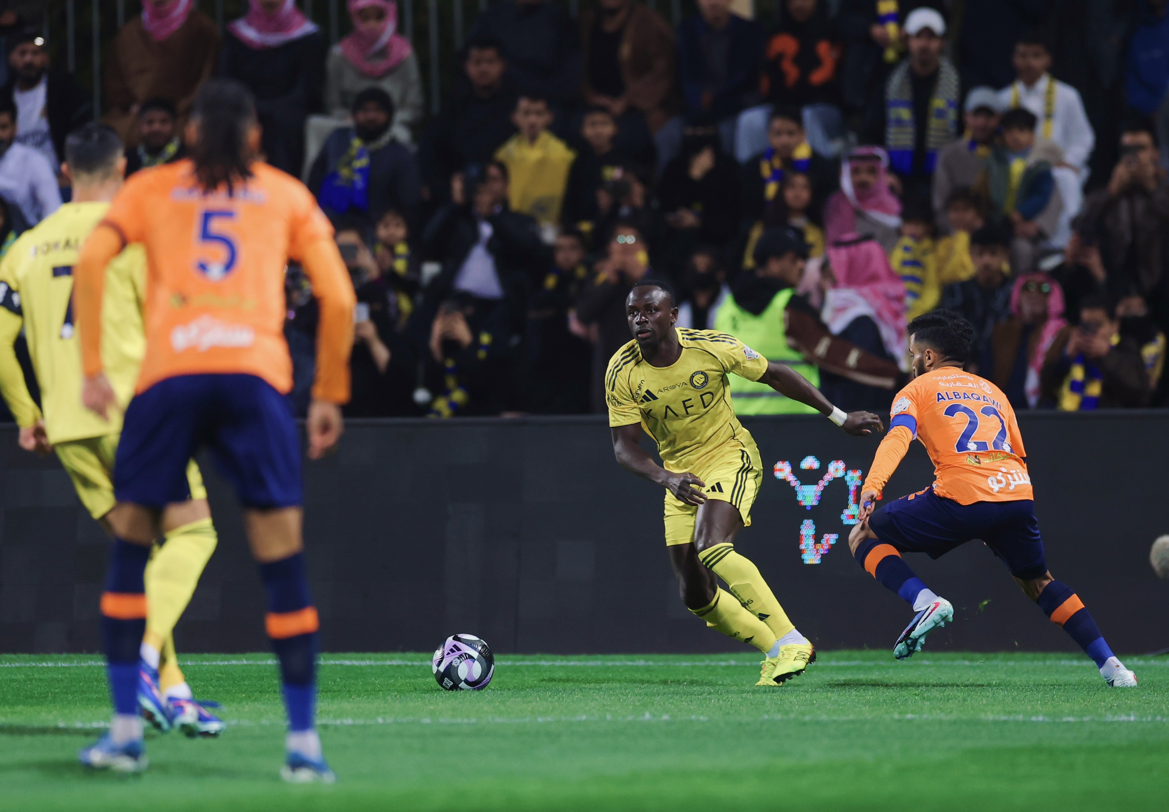 بثلاثية الفيحاء.. النصر يواصل الصدارة