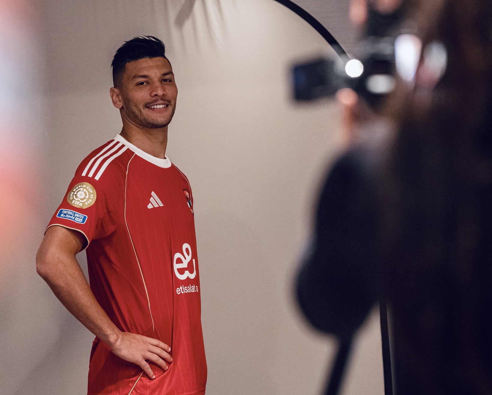 نجم الأهلي المصري يقدم شكوى رسمية إلى FIFA