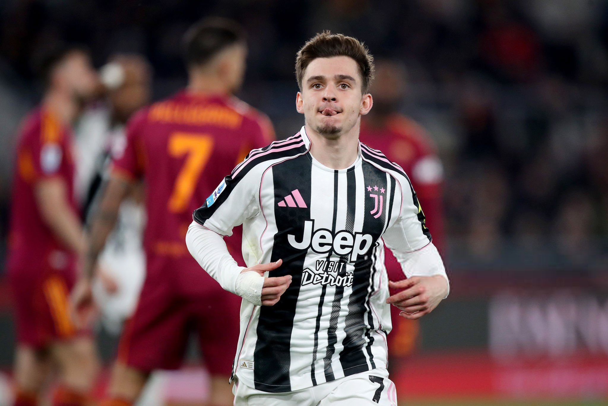 يوفنتوس يعود بتعادل قاتل من معقل روما