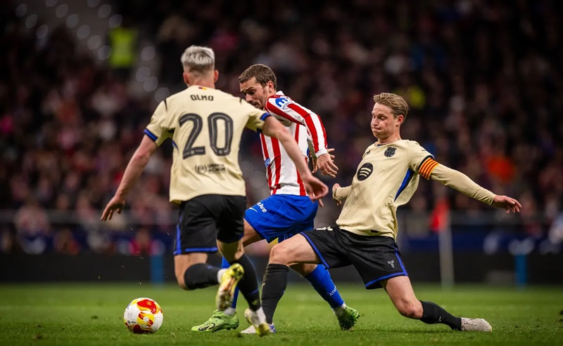 من يدير قمة برشلونة وأتلتيكو مدريد؟