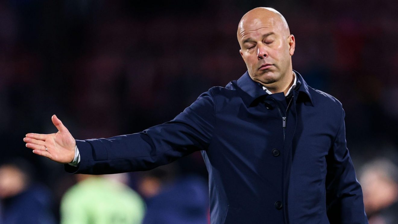 جماهير ليفربول تصرخ: أرني.. متى ستغادر؟