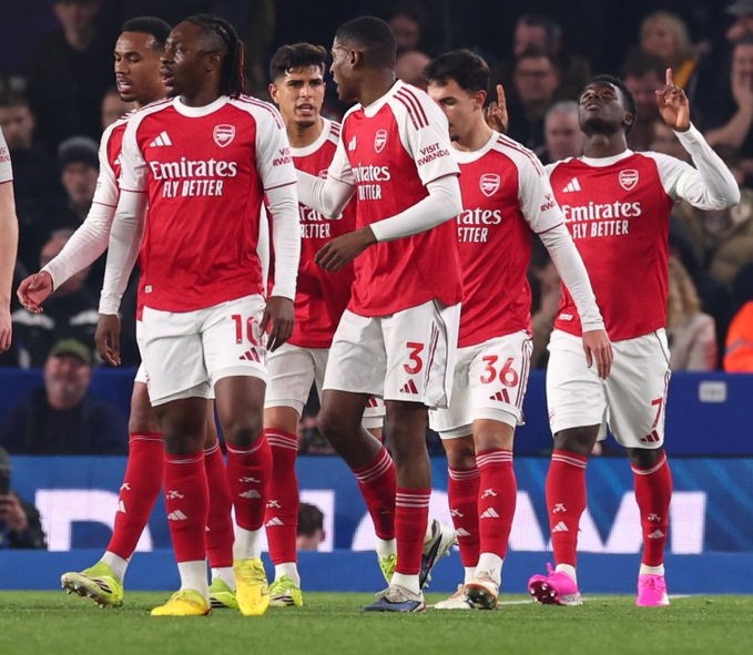 أرسنال يتخطي برايتون ويحلق بصدارة البريميرليج