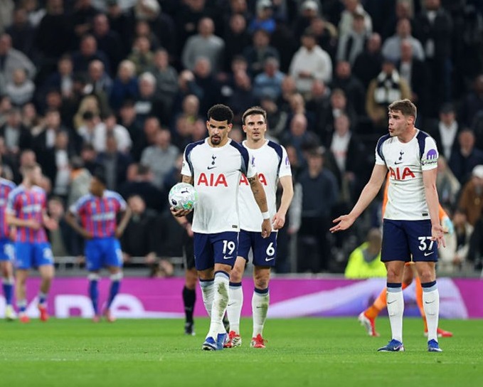 كريستال بالاس يعمّق جراح توتنهام