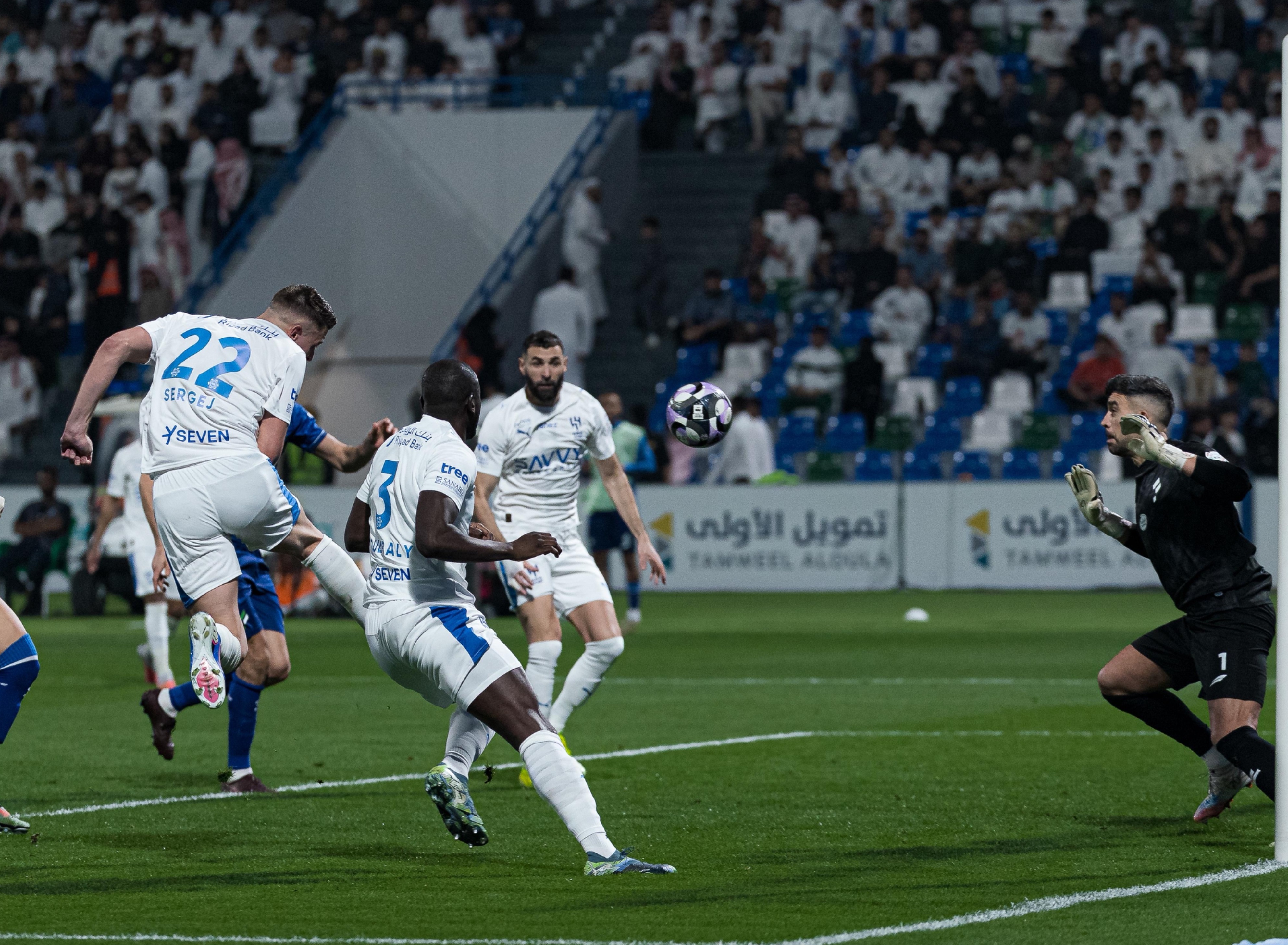 أزاح الأهلي.. الهلال يعبر الفتح!