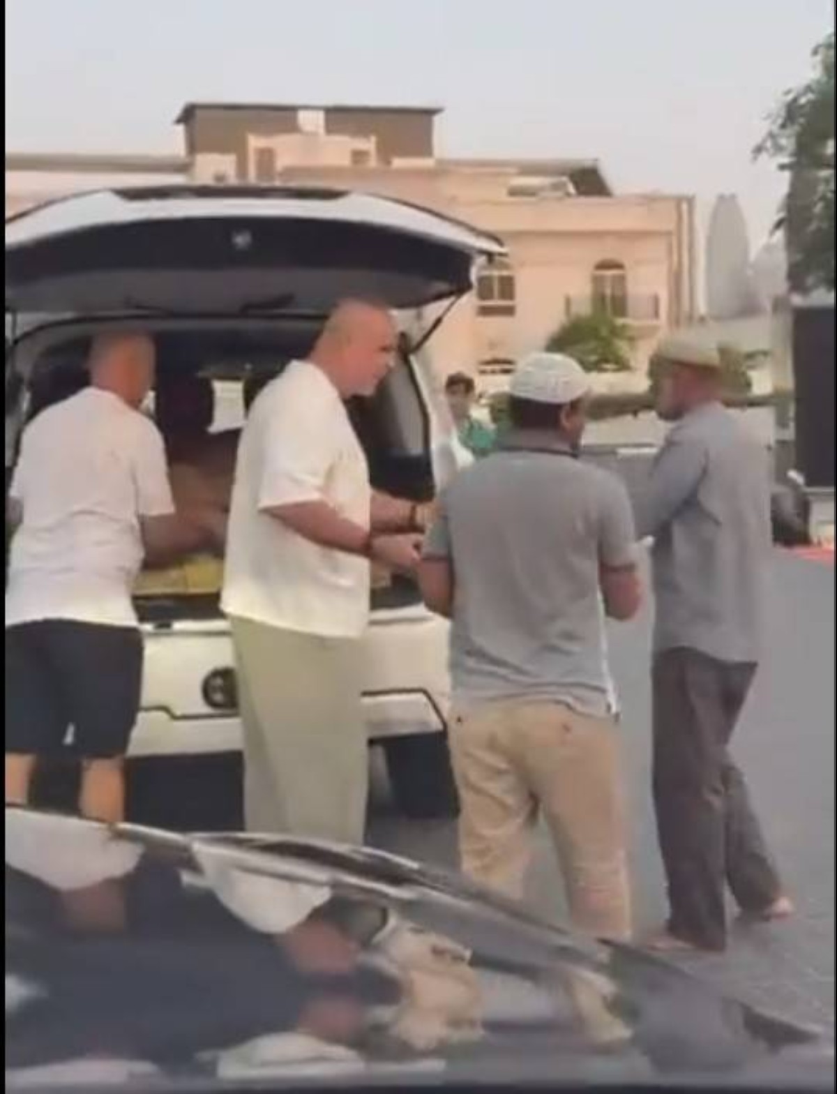 مدرب الإمارات يوزع الإفطار على الصائمين