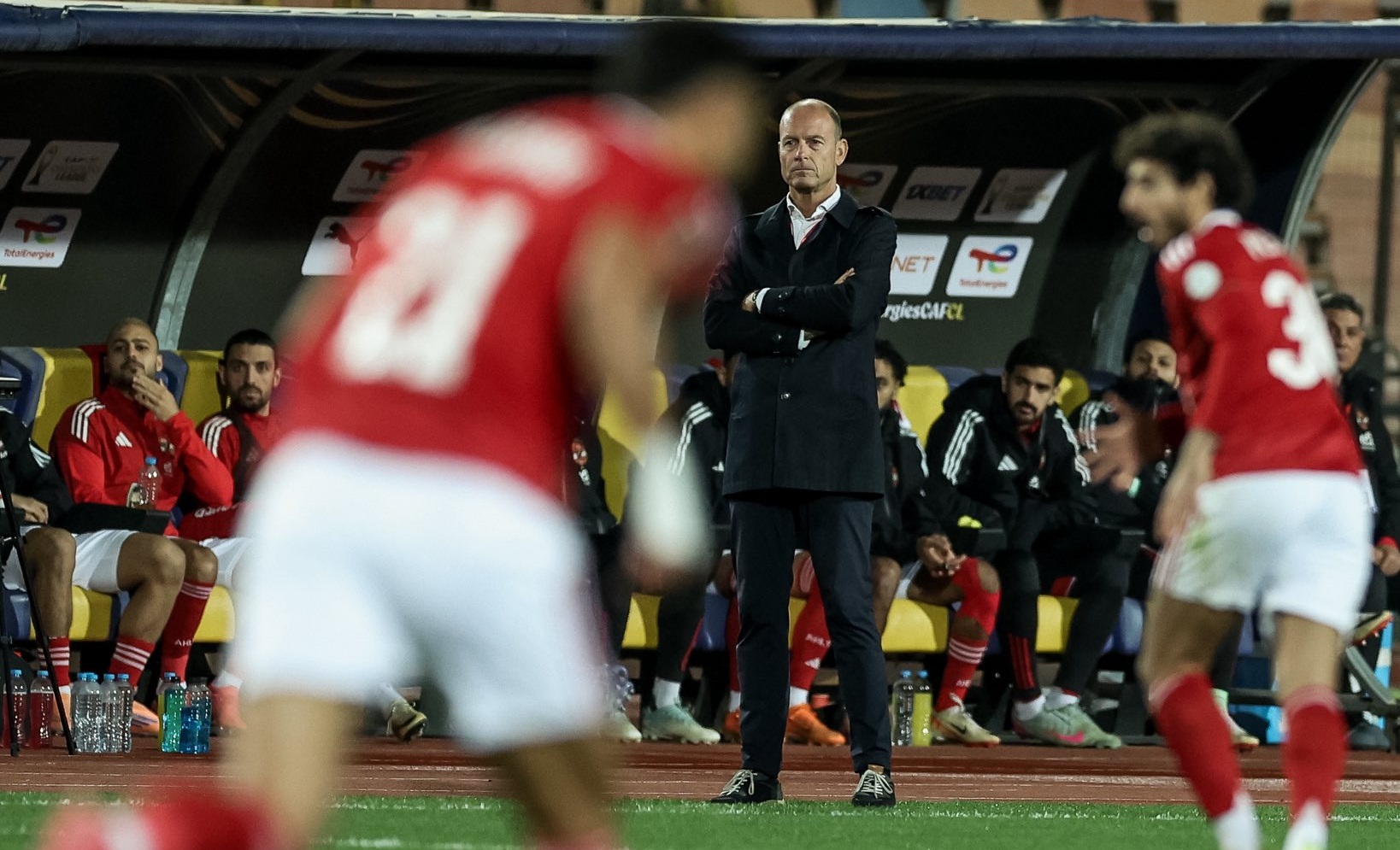 الأهلي يدرس إقالة مدربه توروب