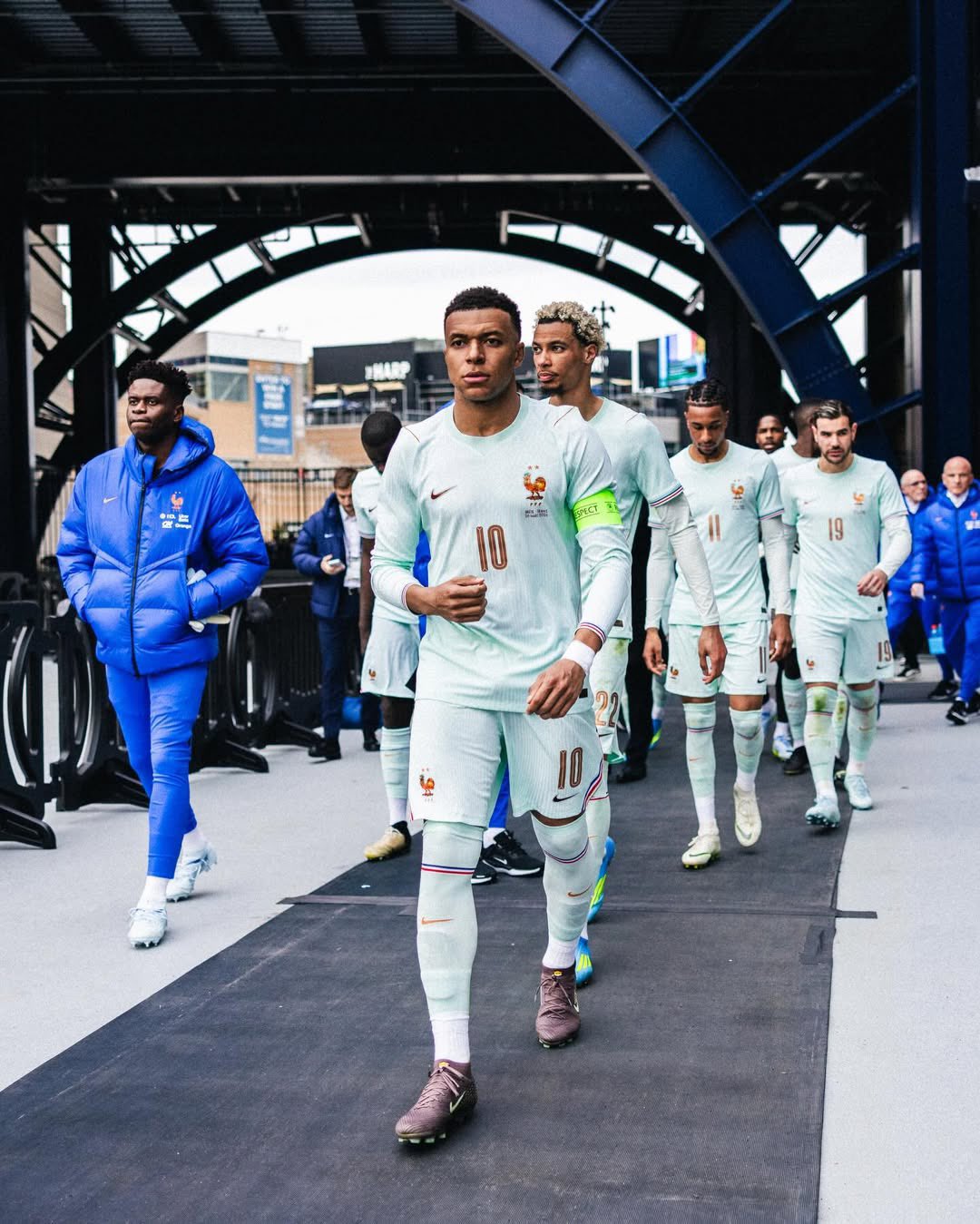 مبابي: أحلم بالنجمة الثالثة مع الديوك