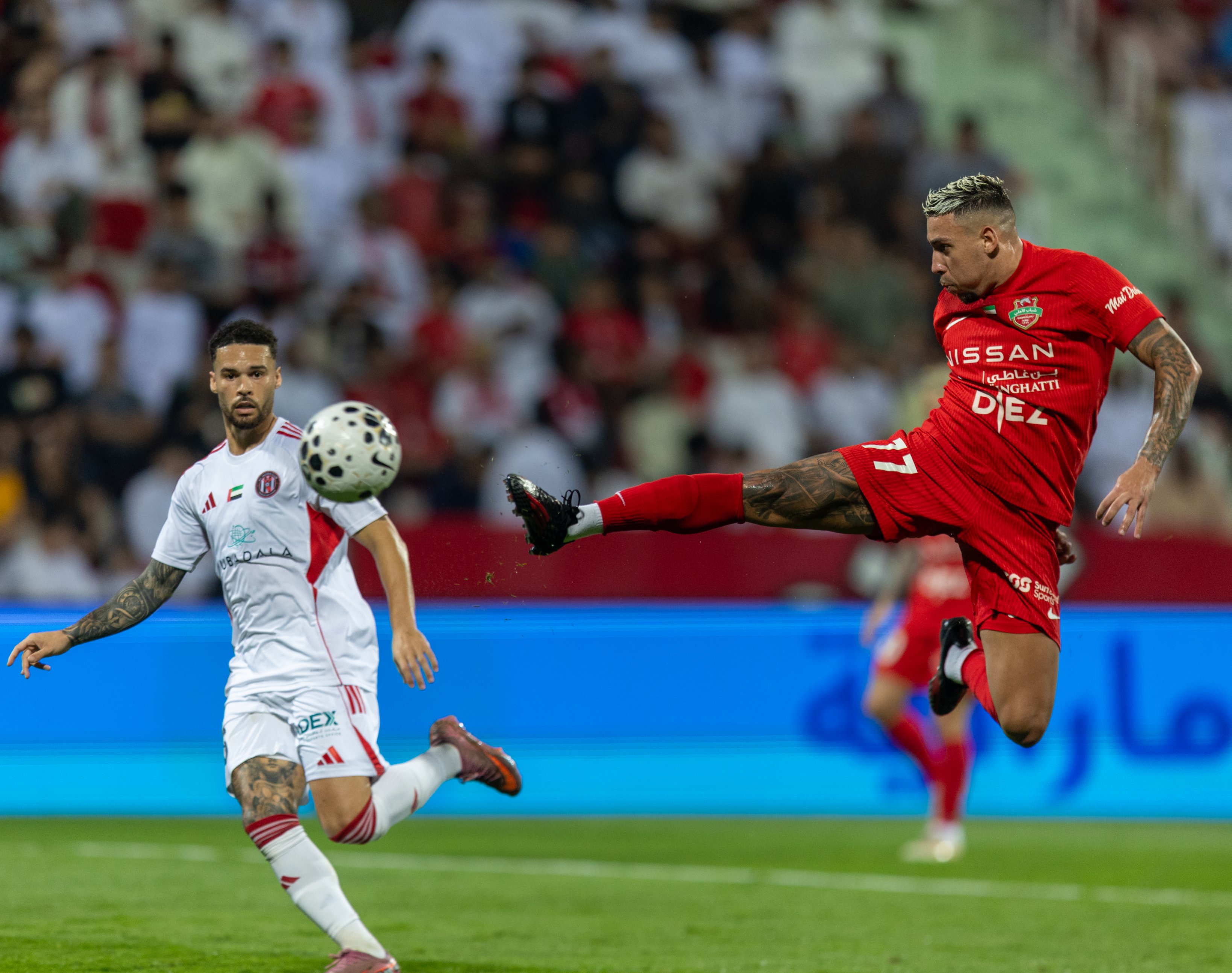 شباب الأهلي يعتلي الصدارة بنقاط الجزيرة