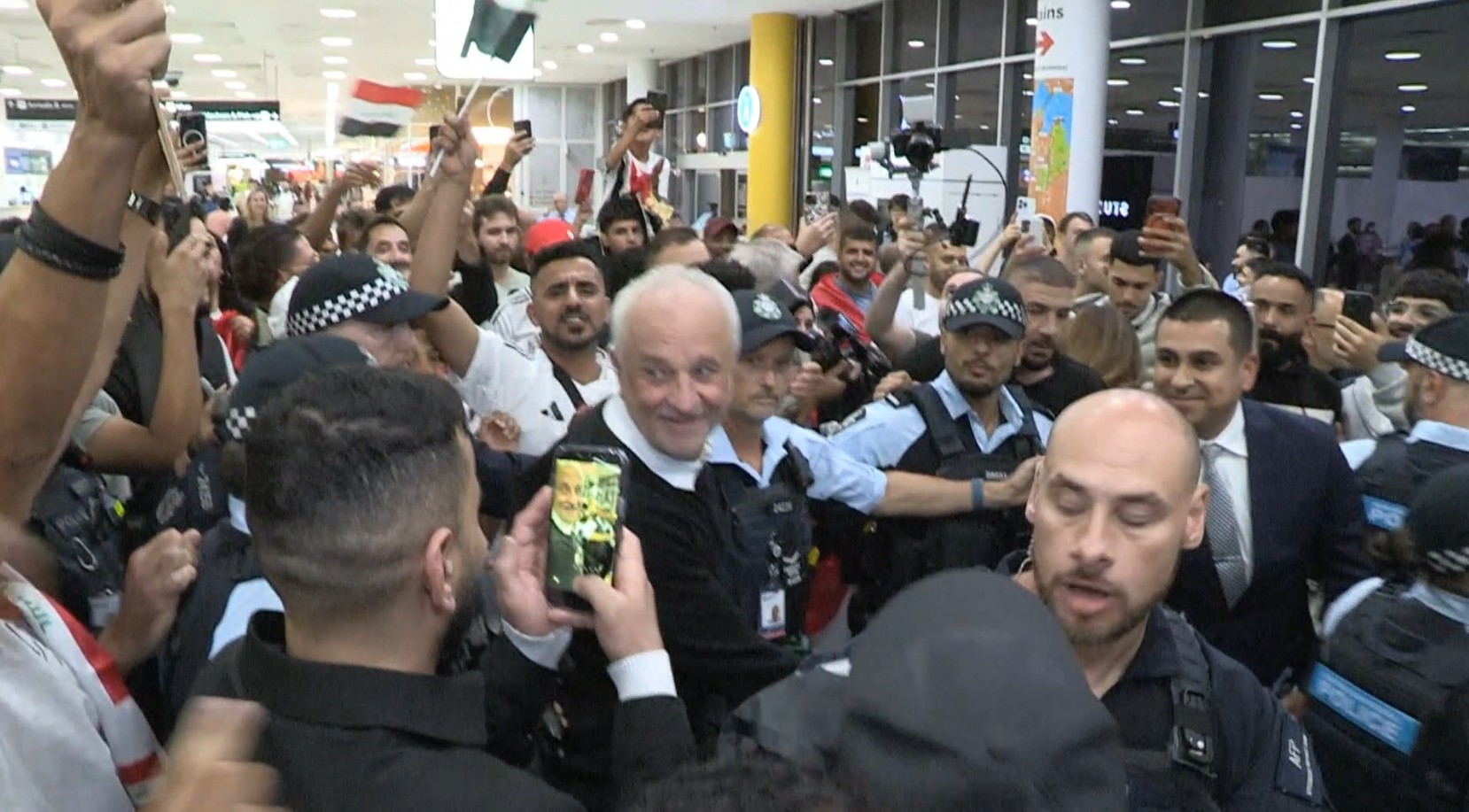 جماهير العراق تحتفي بأرنولد في سيدني