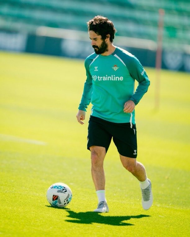 إيسكو يظهر بتدريبات بيتيس بعد غياب طويل