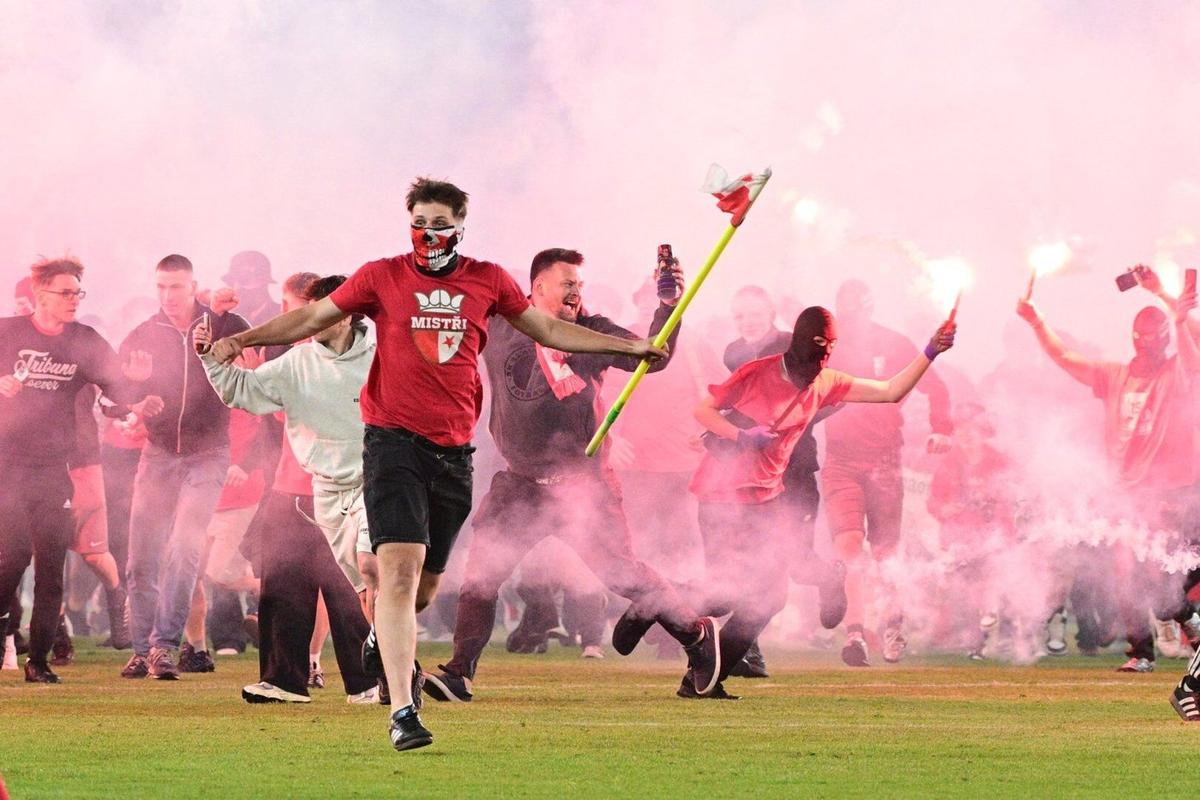 شغب جماهيري يوقف قمة سلافيا وسبارتا