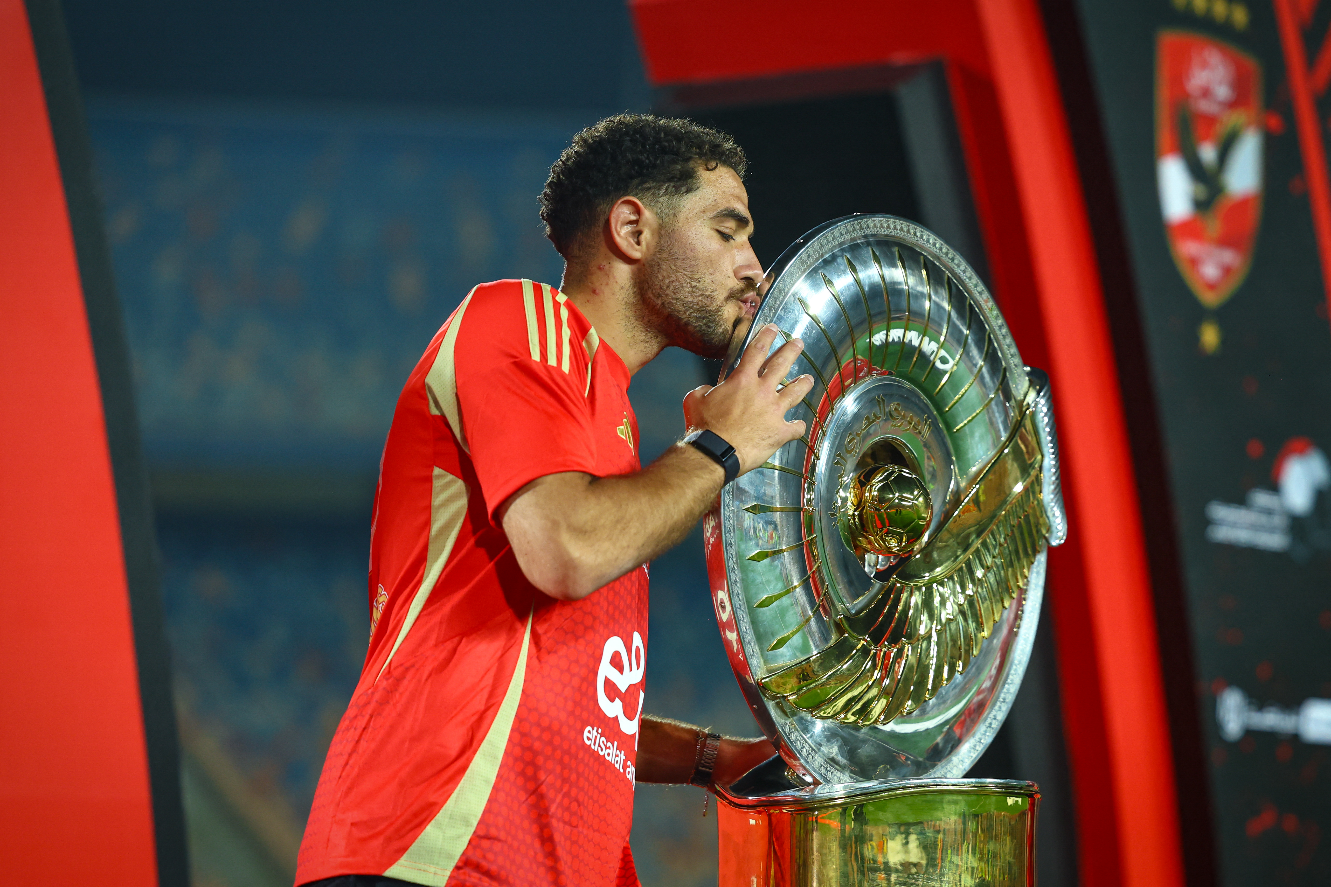 طائرة هليكوبتر تنقل درع الدوري المصري