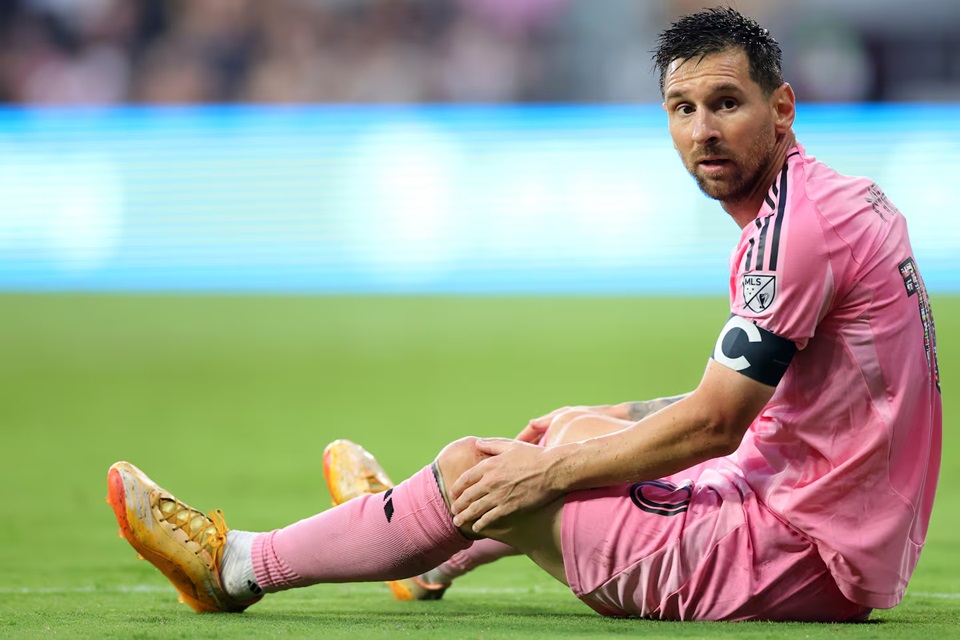 Before the start of the World Cup... Messi is injured