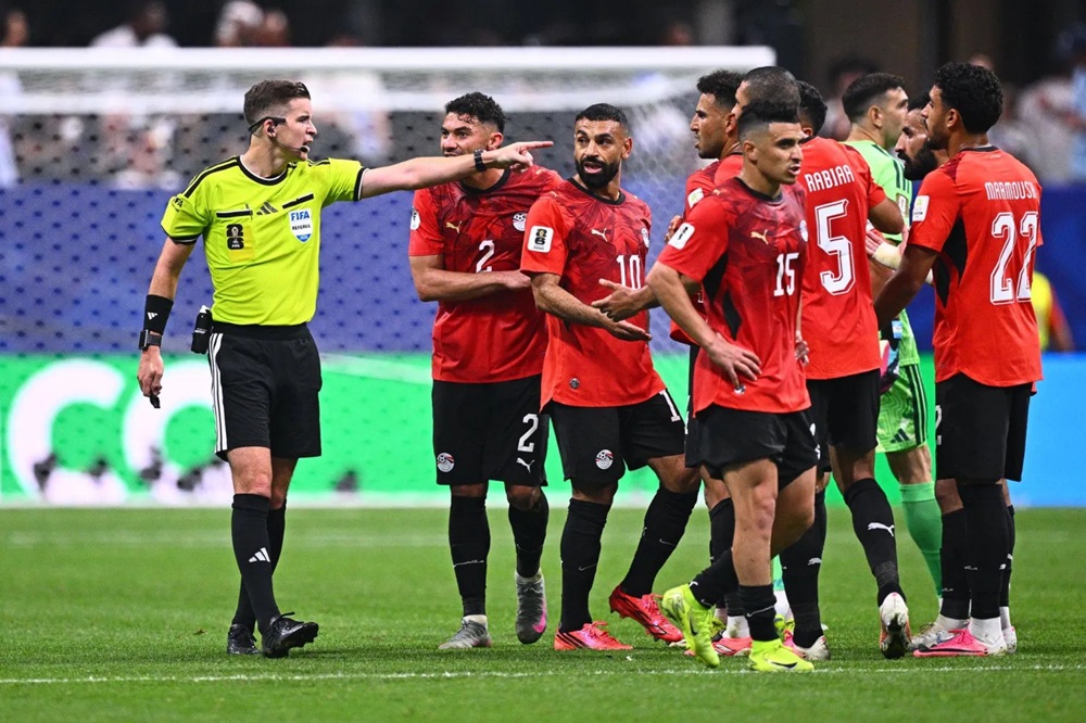 أبوريدة يشكو حكم مباراة مصر إلى FIFA