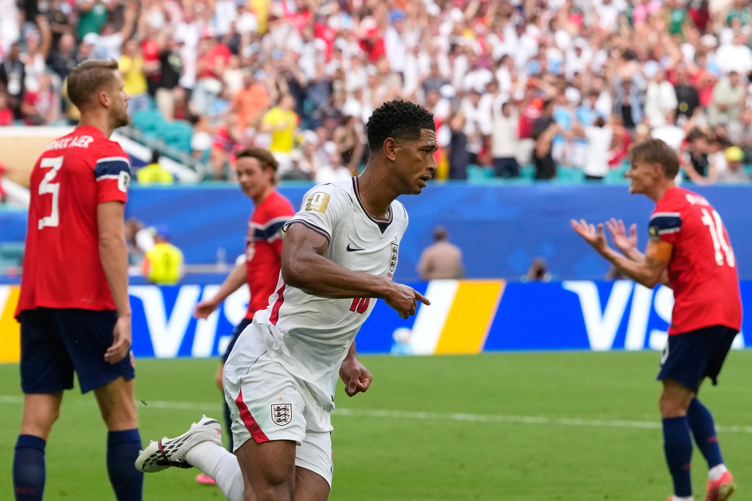 بيلينجهام يقود إنجلترا لنصف نهائي كأس العالم