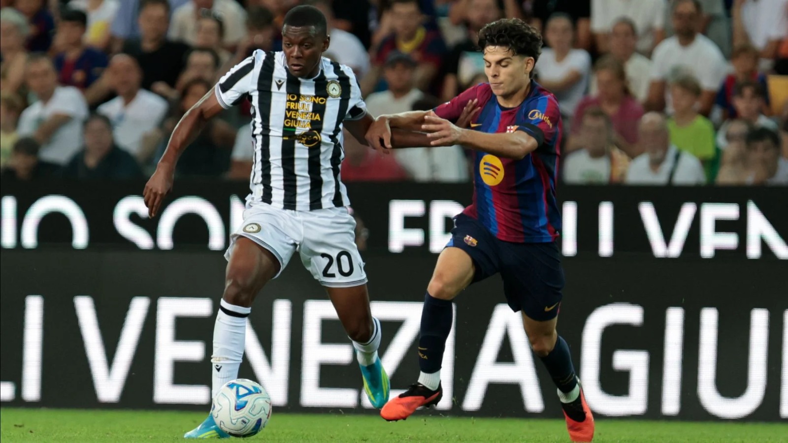 أودينيزي يهزم برشلونة ويتوج بالبطولة الثلاثية