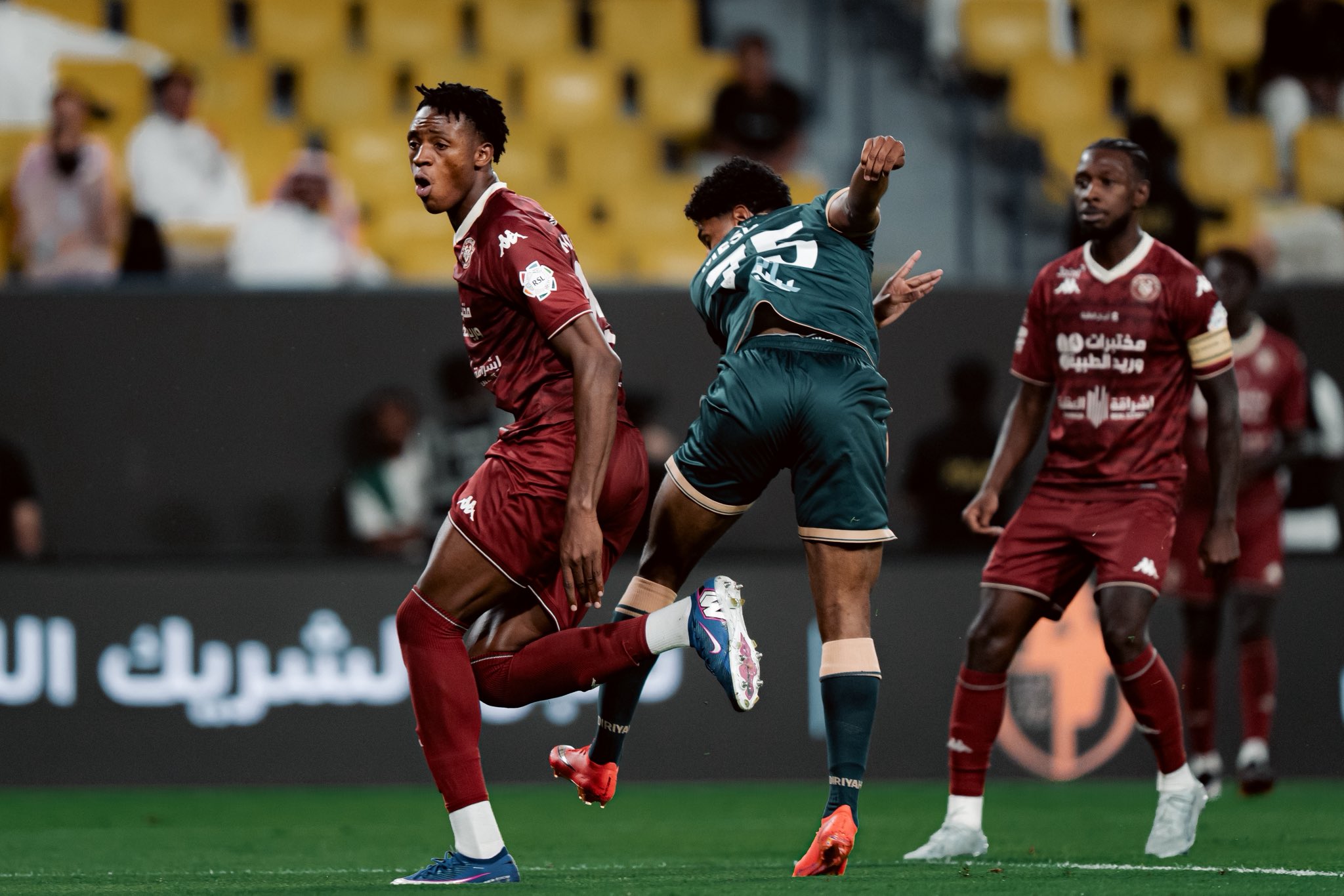 الدرعية يتعادل مع الخلود والفيصلي مع الفتح