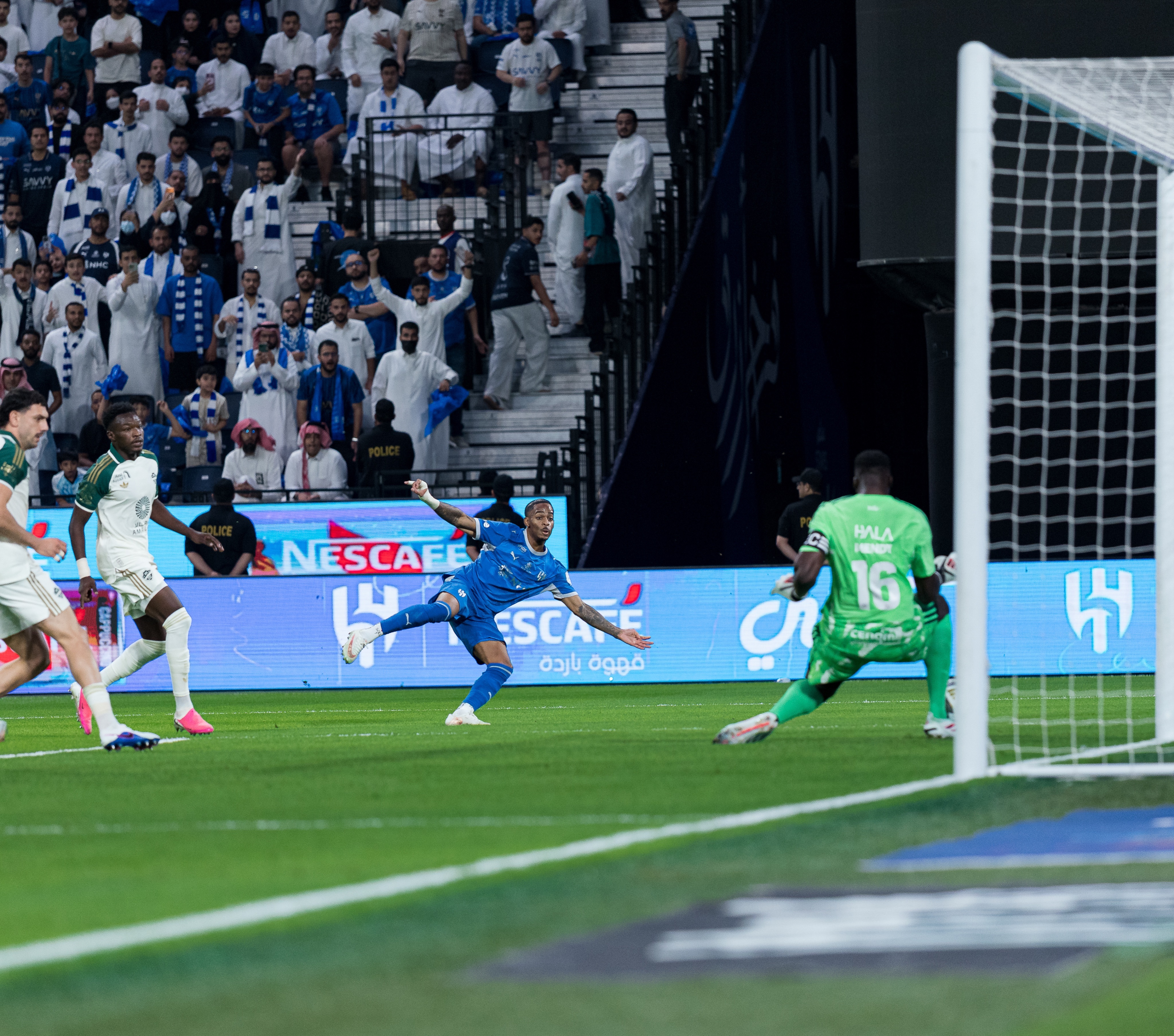 استقالة تهز الأهلي.. ثلاثية الهلال تفجّر الأزمة!