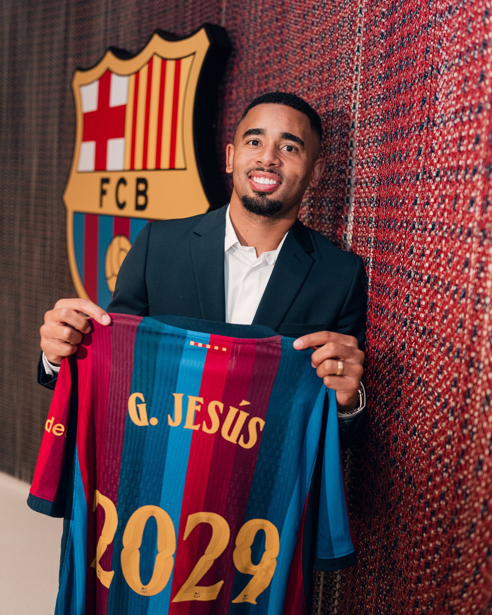 لماذا فضّل برشلونة ضم جيسوس لتدعيم هجومه؟