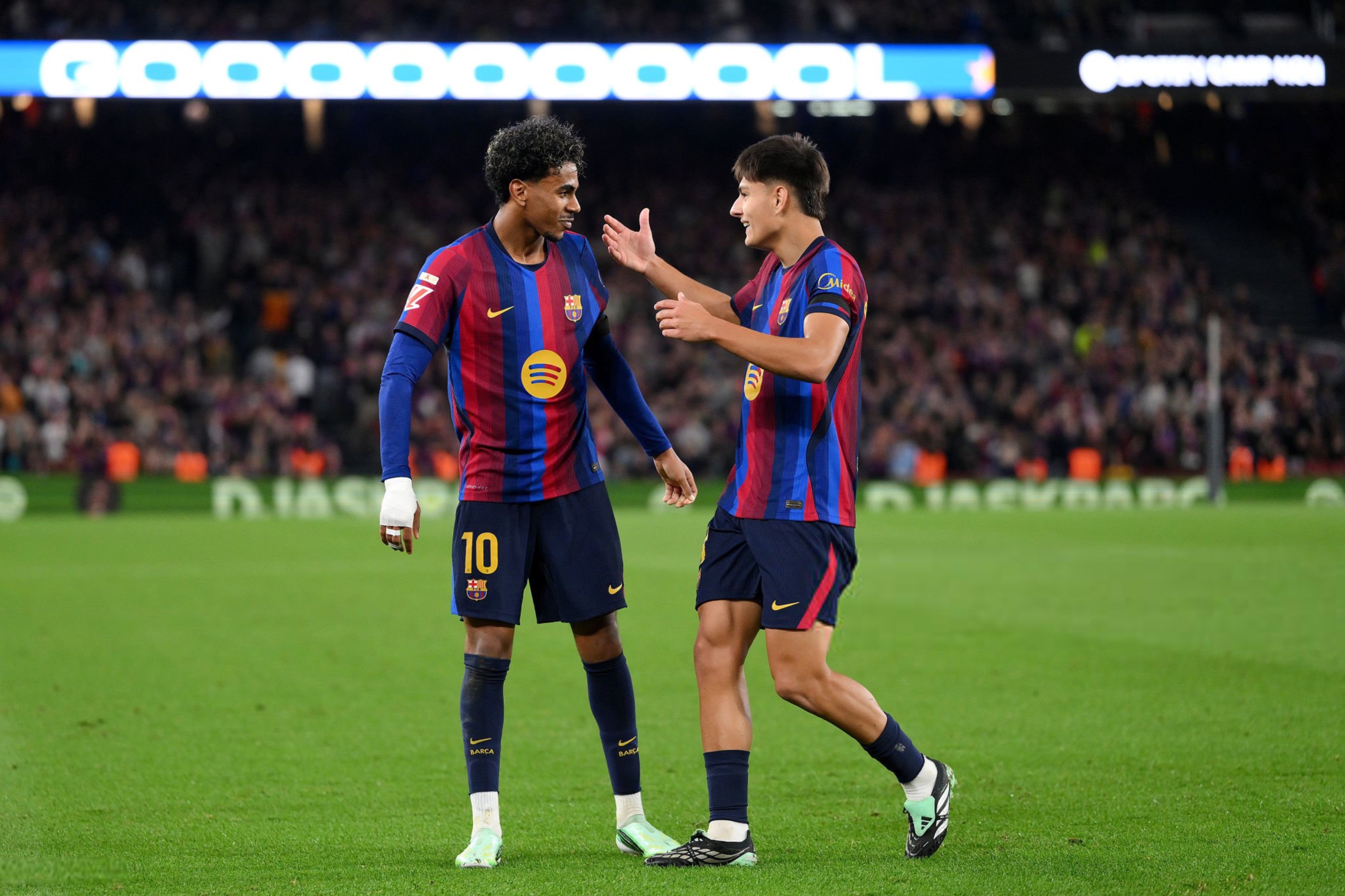 برشلونة يدمر ألافيس بسداسية ويحتفظ بالصدارة